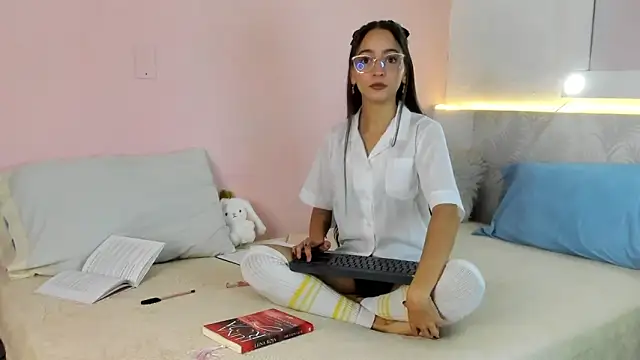 Snapshot of Daphne_Rosse chatting on April 9, 2026, 11:48 am Daphne Rosse online show from April 9, 2026, 11:48 am