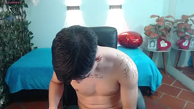 RoaSexi25 online show from April 15, 2026, 3:24 am