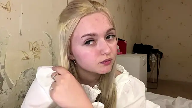 Snapshot of Sophia_Blonde chatting on April 2, 2026, 5:32 pm Sophia Blonde online show from April 2, 2026, 5:32 pm