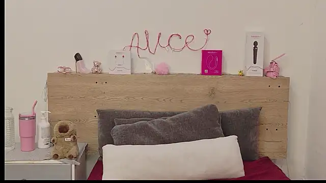 Snapshot of Sweet_Alice_S chatting on May 16, 2026, 9:13 pm Sweet Alice S online show from May 16, 2026, 9:13 pm