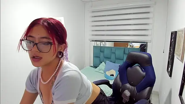 Sara Red X online show from April 8, 2026, 3:17 am