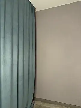 AliceVilliers online show from May 6, 2026, 9:42 pm