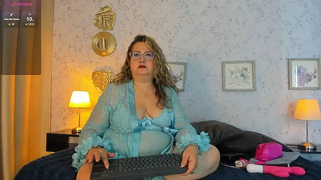Snapshot of Martinacurvy_ chatting on June 5, 2026, 10:43 am Martinacurvy online show from June 5, 2026, 10:43 am