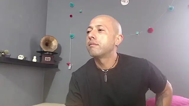 Snapshot of _bonnie_and_clyde chatting on July 1, 2026, 8:19 pm bonnie and clyde online show from July 1, 2026, 8:19 pm