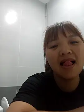 Snapshot of Emm-a- chatting on April 9, 2026, 1:38 am Emm-a- online show from April 9, 2026, 1:38 am