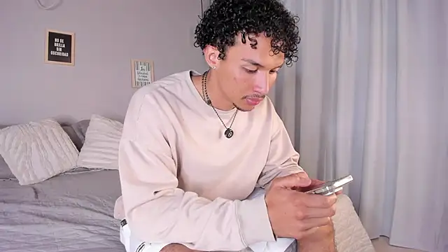 Snapshot of dominik_drake chatting on April 7, 2026, 12:27 pm dominik drake online show from April 7, 2026, 12:27 pm