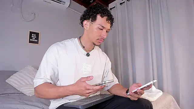 Snapshot of dominik_drake chatting on April 10, 2026, 12:43 pm dominik drake online show from April 10, 2026, 12:43 pm