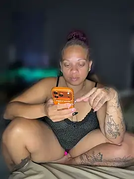 Snapshot of SHY_QUINN chatting on May 21, 2026, 11:56 pm SHY QUINN online show from May 21, 2026, 11:56 pm