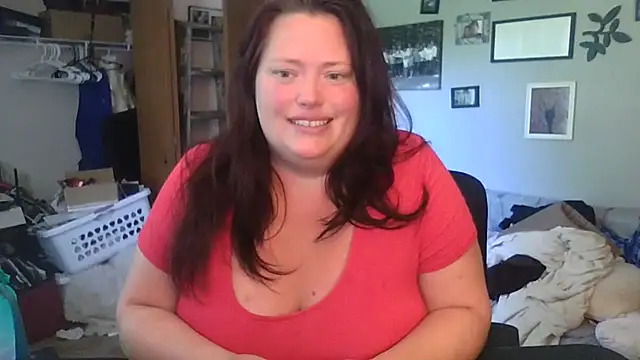 Snapshot of EmberVael chatting on June 18, 2026, 9:08 pm EmberVael online show from June 18, 2026, 9:08 pm