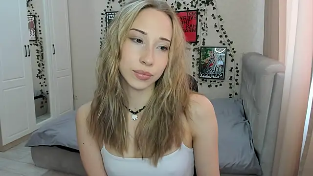 Snapshot of Emmarayder chatting on April 1, 2026, 11:33 am Emmarayder online show from April 1, 2026, 11:33 am