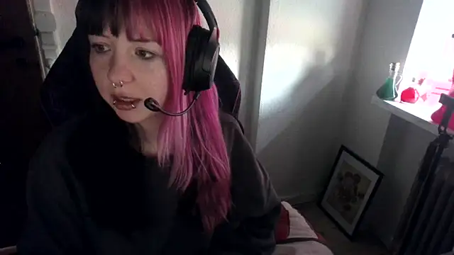 CutieTracer online show from April 11, 2026, 9:57 am