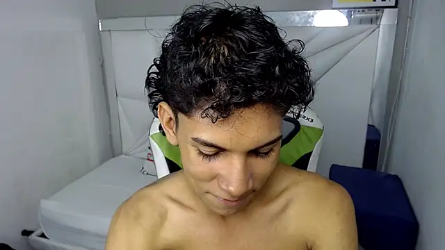 Snapshot of Taylorr_junior_ chatting on March 31, 2026, 4:46 am Taylorr junior online show from March 31, 2026, 4:46 am