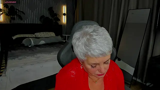 Linda Zef1r online show from June 5, 2026, 1:34 am