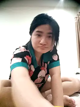 Alicee 001 online show from April 13, 2026, 4:23 pm