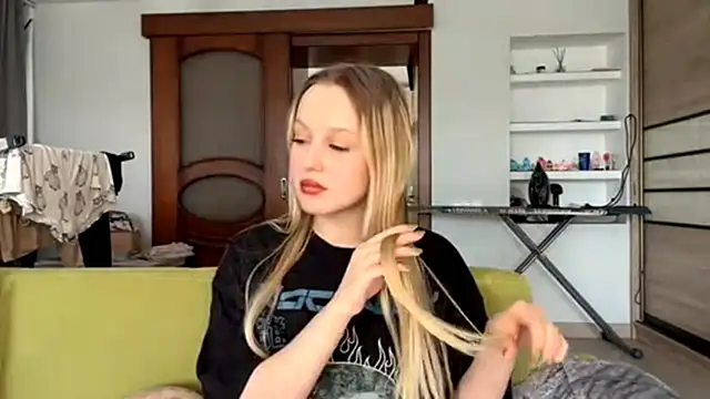 ElvieTribou online show from April 13, 2026, 8:09 am