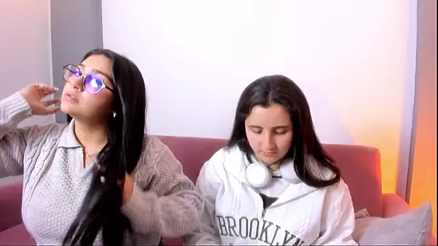 Elisa n Emma online show from May 5, 2026, 9:23 pm