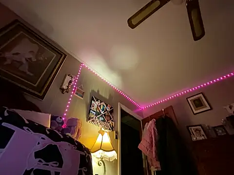 HollyBurst online show from April 8, 2026, 2:33 am