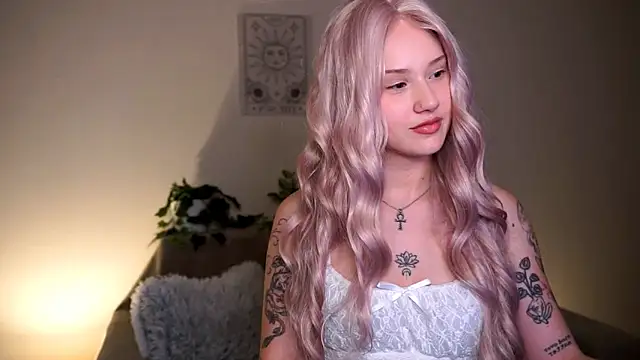 petite temptresss online show from April 19, 2026, 4:17 pm