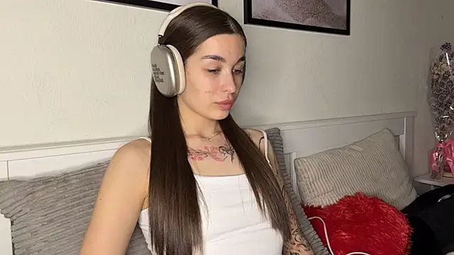 NoBurtenGirl online show from April 3, 2026, 6:50 pm