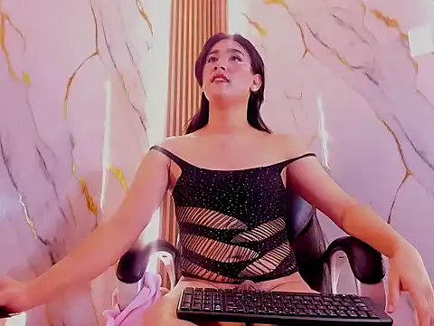 Snapshot of MarhiamCristal chatting on April 12, 2026, 7:35 am MarhiamCristal online show from April 12, 2026, 7:35 am