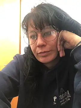 Snapshot of Laacoluu chatting on April 7, 2026, 1:11 pm Laacoluu online show from April 7, 2026, 1:11 pm