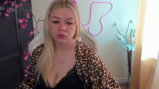 AmeliePeach online show from June 17, 2026, 1:30 am