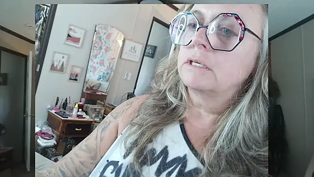 Snapshot of Blondejenn chatting on April 23, 2026, 5:26 pm Blondejenn online show from April 23, 2026, 5:26 pm