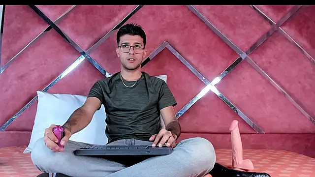 RodrigoColby2 online show from June 4, 2026, 3:23 am