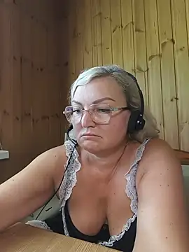 Snapshot of White-Chocolatte chatting on July 1, 2026, 7:32 am White-Chocolatte online show from July 1, 2026, 7:32 am