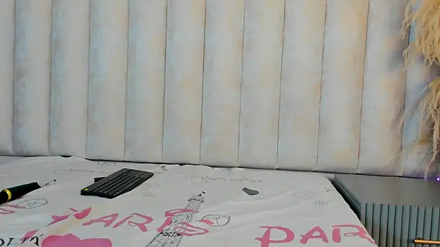 Anniee collins  online show from April 9, 2026, 12:32 pm