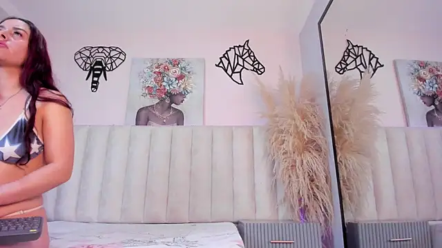 Anniee collins  online show from April 15, 2026, 12:12 pm