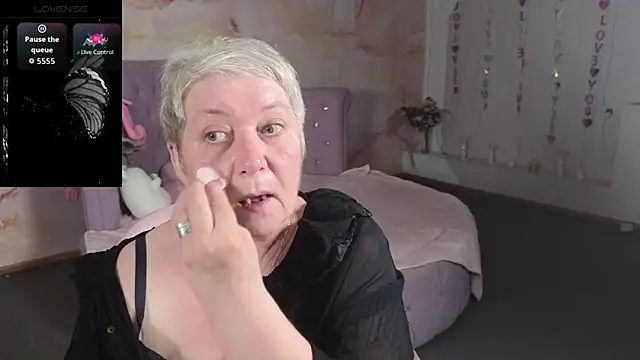 Snapshot of Poppy_Pulse chatting on June 10, 2026, 4:34 am Poppy Pulse online show from June 10, 2026, 4:34 am