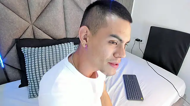 Snapshot of RomeoBoselli__ chatting on April 10, 2026, 7:40 pm RomeoBoselli online show from April 10, 2026, 7:40 pm