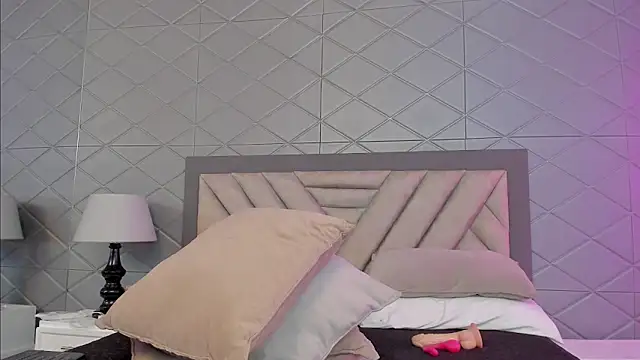 Snapshot of EvonnyMilk chatting on April 14, 2026, 4:18 am EvonnyMilk online show from April 14, 2026, 4:18 am