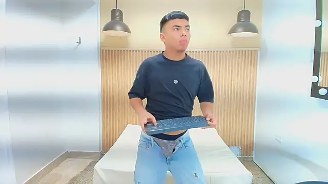 Snapshot of THIAM_KELLER1 chatting on April 10, 2026, 7:29 pm THIAM KELLER1 online show from April 10, 2026, 7:29 pm