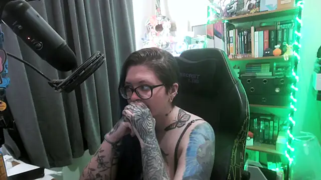 CaptivatedTate online show from April 9, 2026, 2:22 am