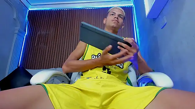 Snapshot of Omen20_ chatting on April 11, 2026, 11:14 am Omen20 online show from April 11, 2026, 11:14 am