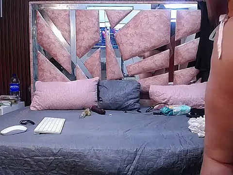 scarletjonescl202 online show from April 15, 2026, 4:03 pm