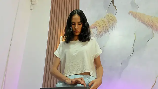 AntonellaRossi os online show from April 15, 2026, 11:05 pm