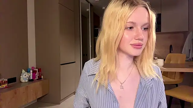 Snapshot of moonavelle chatting on May 19, 2026, 1:56 am moonavelle online show from May 19, 2026, 1:56 am
