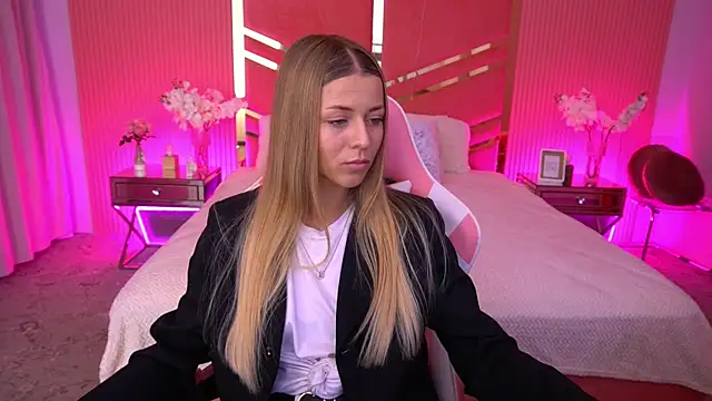 DoveLovee online show from May 13, 2026, 1:41 pm