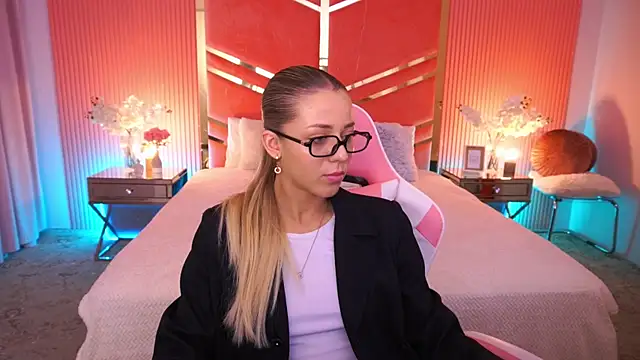 DoveLovee online show from June 5, 2026, 6:09 am