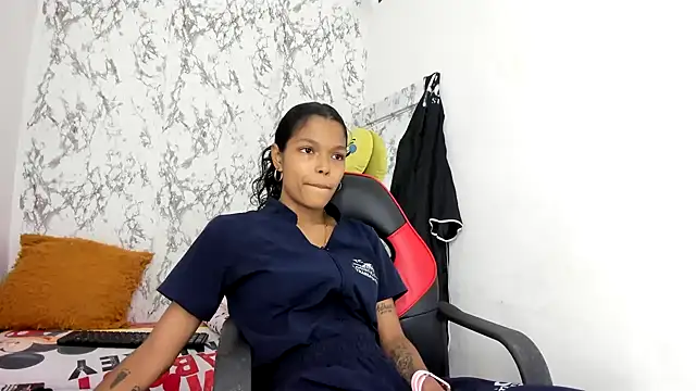 Snapshot of suriFoster chatting on July 18, 2026, 5:50 pm suriFoster online show from July 18, 2026, 5:50 pm
