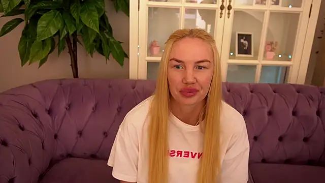 SavageKisses online show from May 19, 2026, 6:42 am