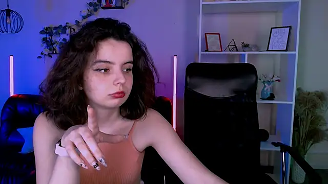 nikki kiss  online show from June 1, 2026, 8:27 am