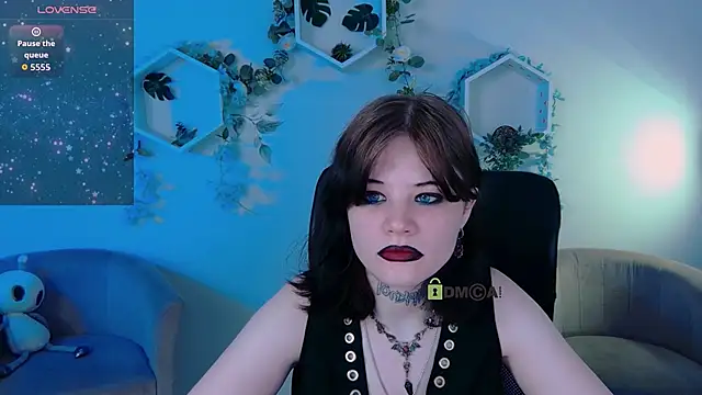 nikki kiss  online show from June 19, 2026, 8:29 am