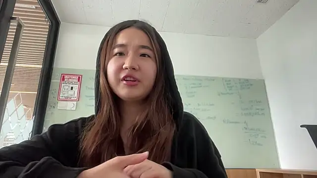 MalloryAlpis online show from April 16, 2026, 8:59 am