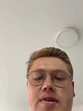 Snapshot of SecretOfficeX chatting on April 13, 2026, 4:01 pm SecretOfficeX online show from April 13, 2026, 4:01 pm