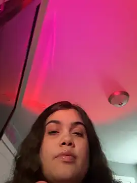 Islandmamita online show from May 1, 2026, 5:12 am