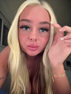 Snapshot of Vanillaheavennn chatting on April 13, 2026, 8:25 pm Vanillaheavennn online show from April 13, 2026, 8:25 pm